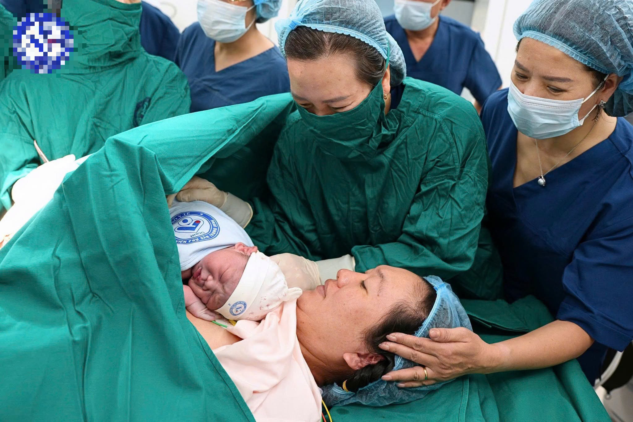 Bé trai đầu tiên chào đời ở Cơ sở 2 được Giám đốc Bệnh viện Phụ sản TW đặt tên với nhiều niềm kỳ vọng...- Ảnh 2.