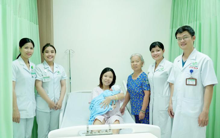 Cứu sống mẹ con sản phụ bị vỡ tử cung và bàng quang- Ảnh 2.