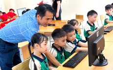 Khi nghề cứu hộ chạm đến tình người: hình ảnh nhân viên cứu hộ Nepal ru ngủ hai bé sinh đôi