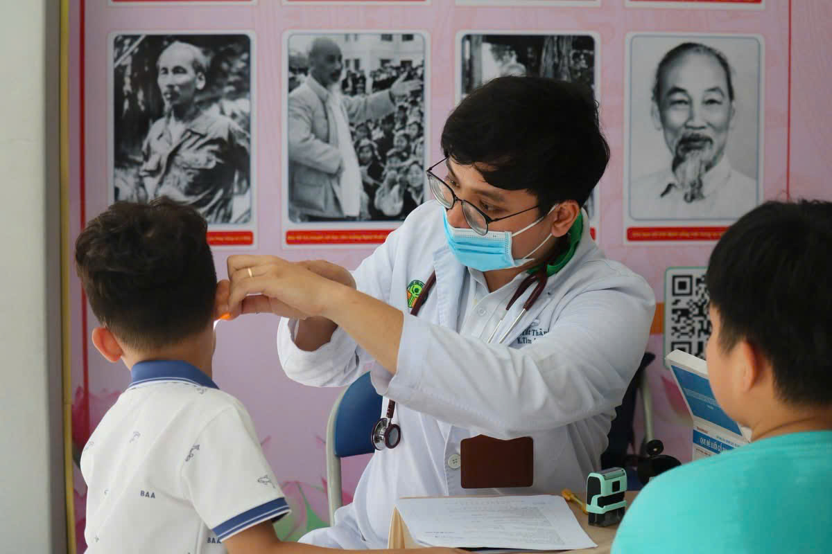Học sinh tại TPHCM được khám sức khỏe trước khi bước vào năm học mới- Ảnh 1.