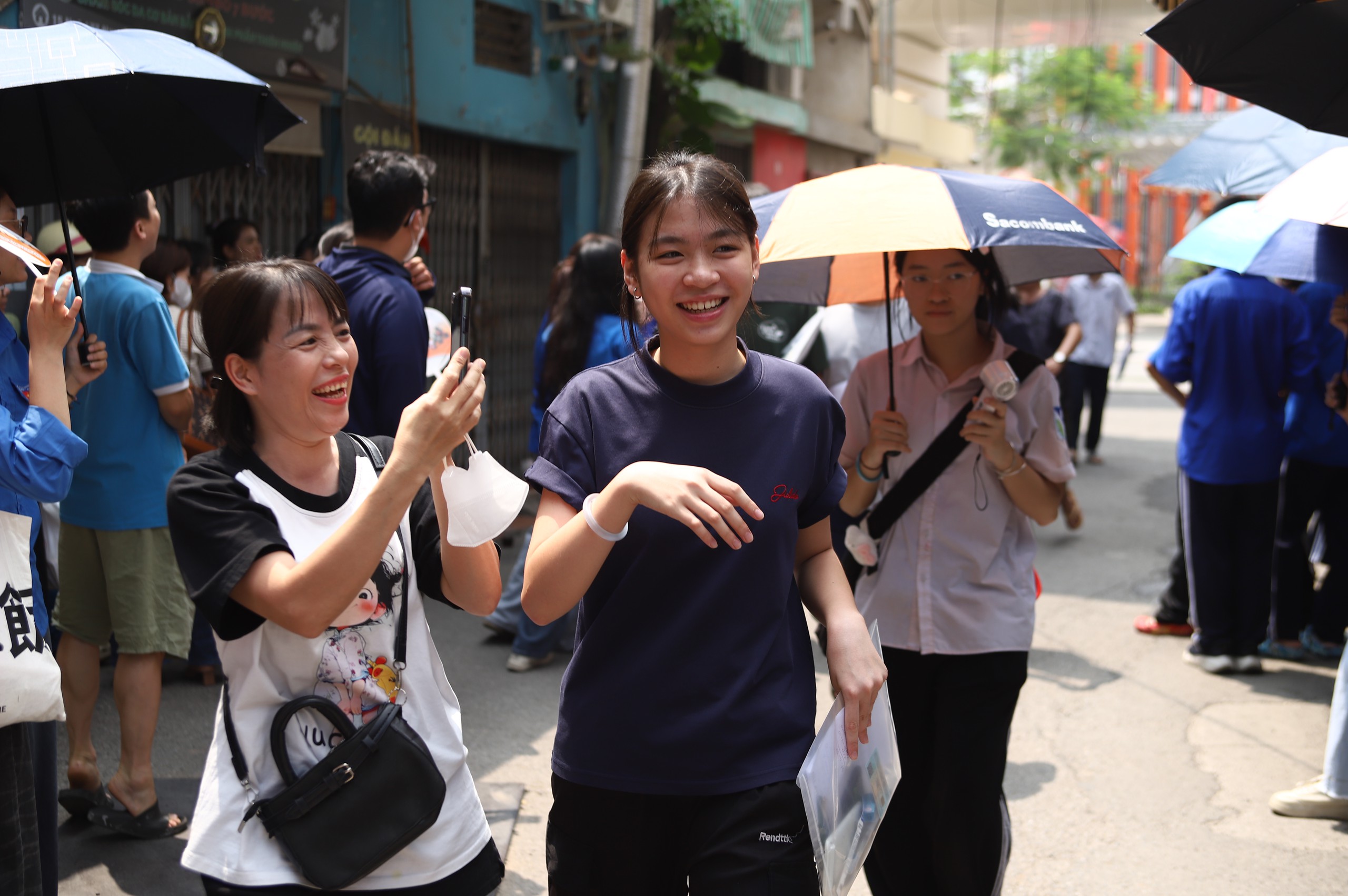 Nắng nóng ở miền Bắc kéo dài hơn dự báo, duy trì nền nhiệt trên 37 độ- Ảnh 1.
