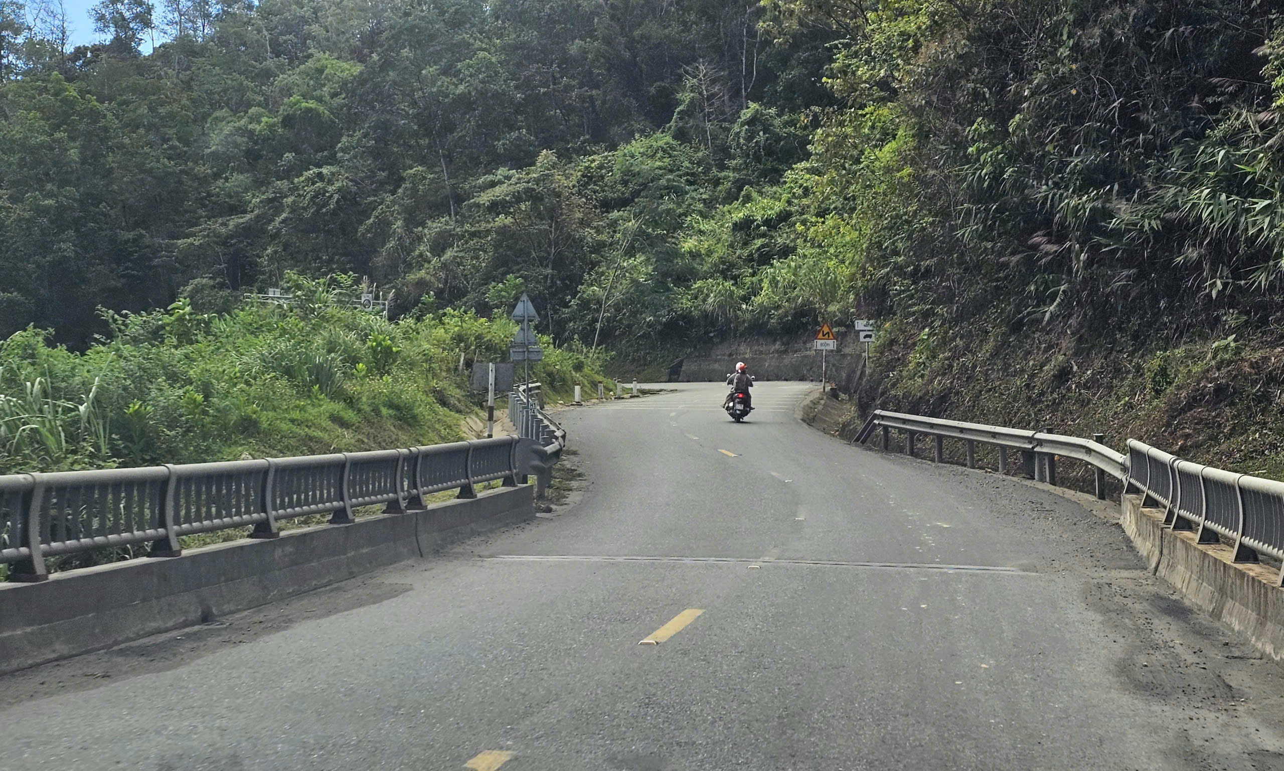 hue-phan-luong-giao-thong-quoc-lo-49-don-vi-van-chuyen-than-phai-co-cam-ket-2-17865122772312023709721 Huế phân luồng giao thông Quốc lộ 49, đơn vị vận chuyển than phải có biên bản cam kết với tài xế- Ảnh 1.