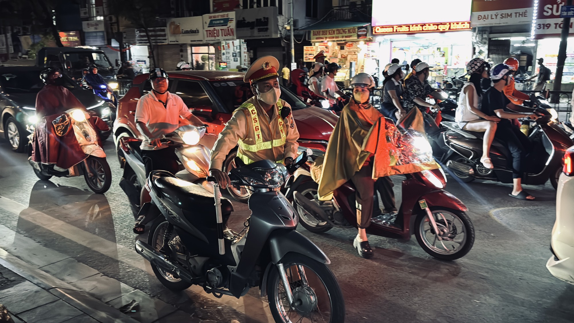img2420-17861184199631295172893 Mát trời, tụ tập uống bia xem bóng đá: Nhiều người bị CSGT xử lý nồng độ cồn - Ảnh 1.