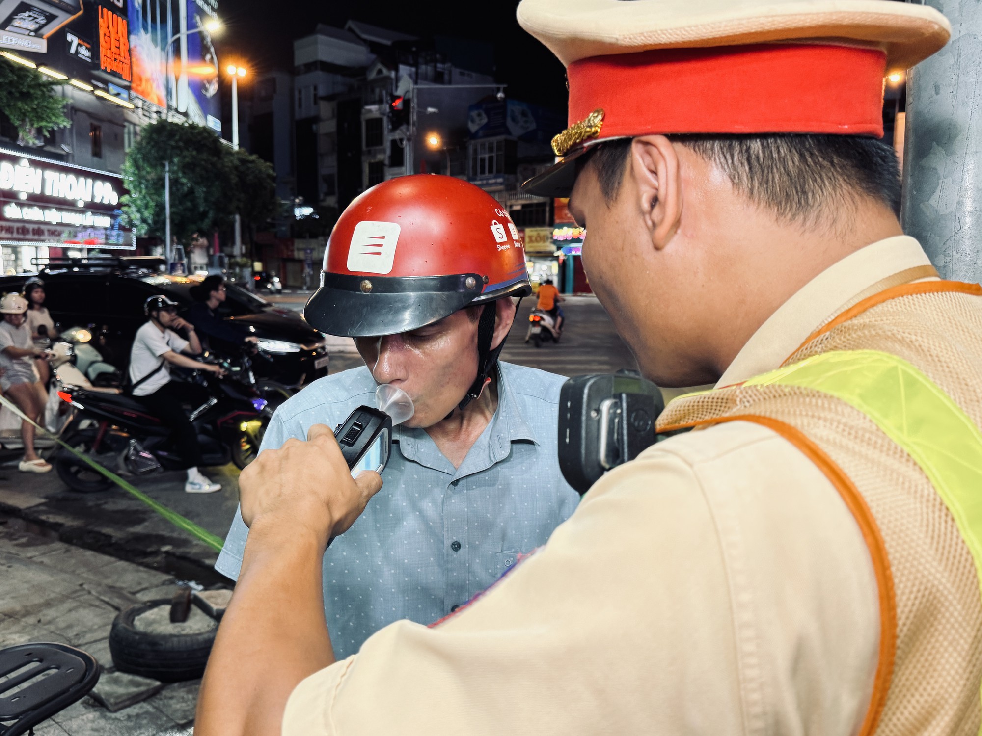 img2450-1786118421959743273546 Mát trời, tụ tập uống bia xem bóng đá: Nhiều người bị CSGT xử lý nồng độ cồn - Ảnh 2.