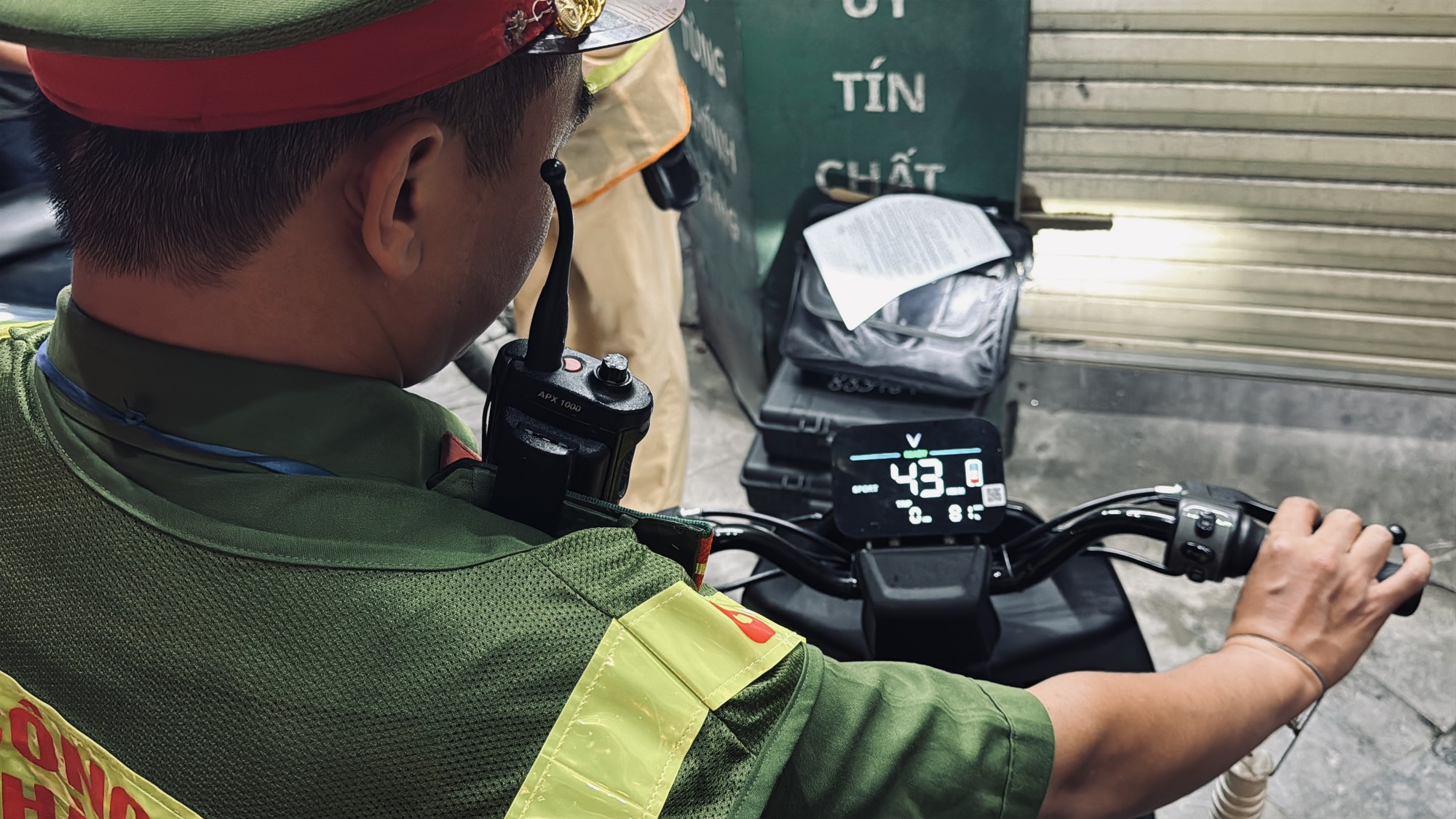 img2455-17861184213071020347671 Mát trời, tụ tập uống bia xem bóng đá: Nhiều người bị CSGT xử lý nồng độ cồn - Ảnh 3.