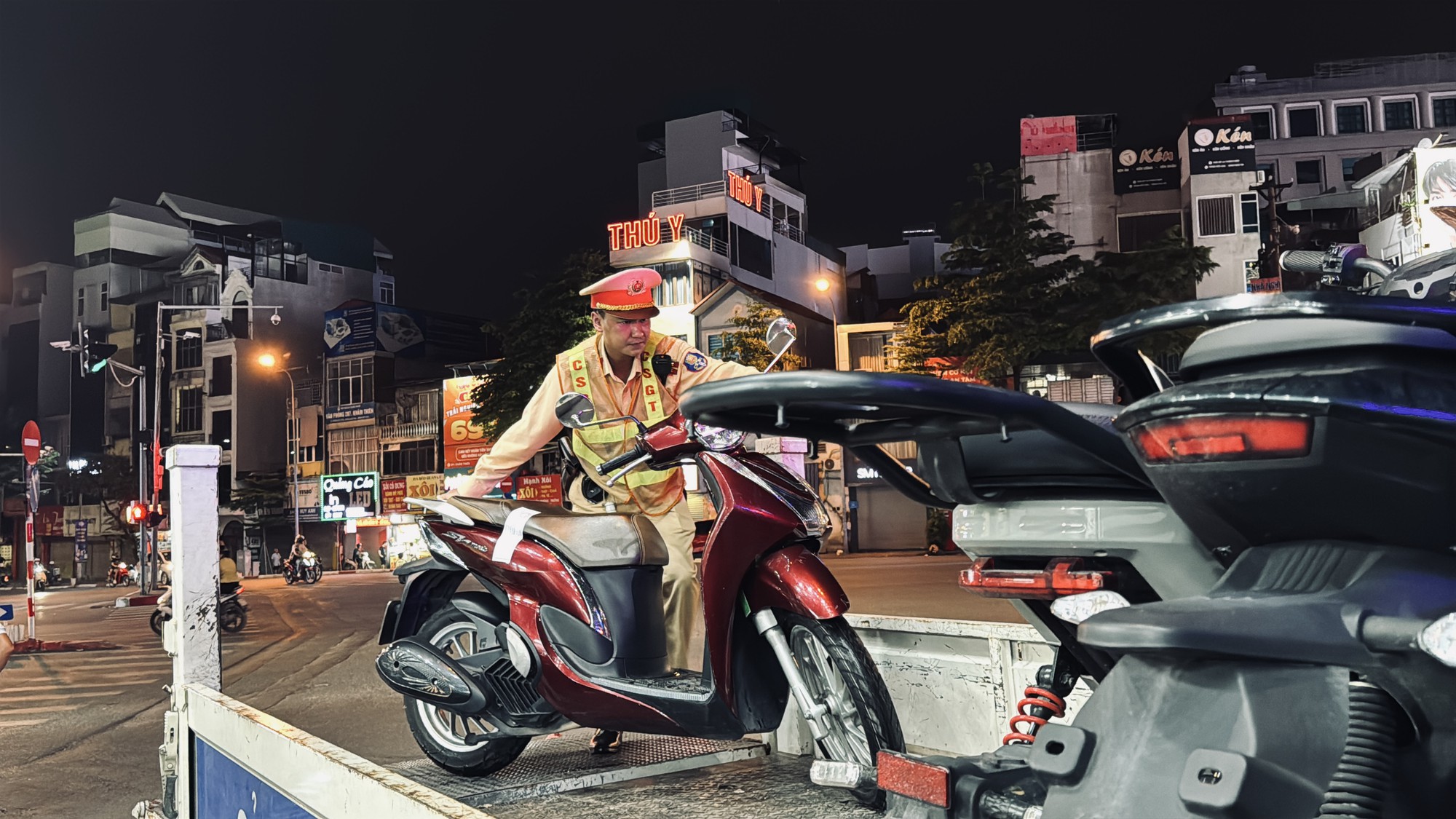 img2485-1786118422624771625653 Mát trời, tụ tập uống bia xem bóng đá: Nhiều người bị CSGT xử lý nồng độ cồn - Ảnh 5.