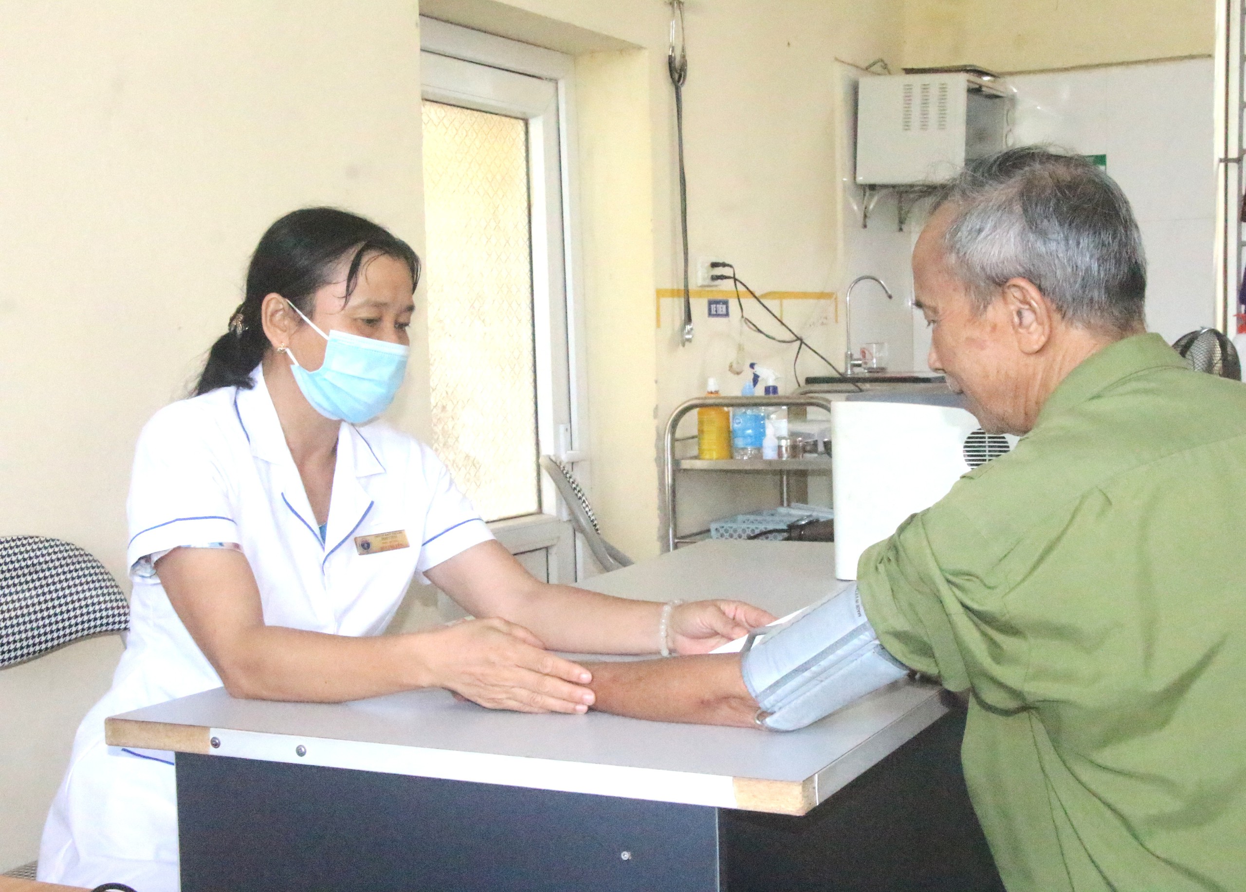 Trạm Y tế xã Khúc Thừa Dụ thăm khám sức khỏe cho bệnh nhân- Ảnh 2.