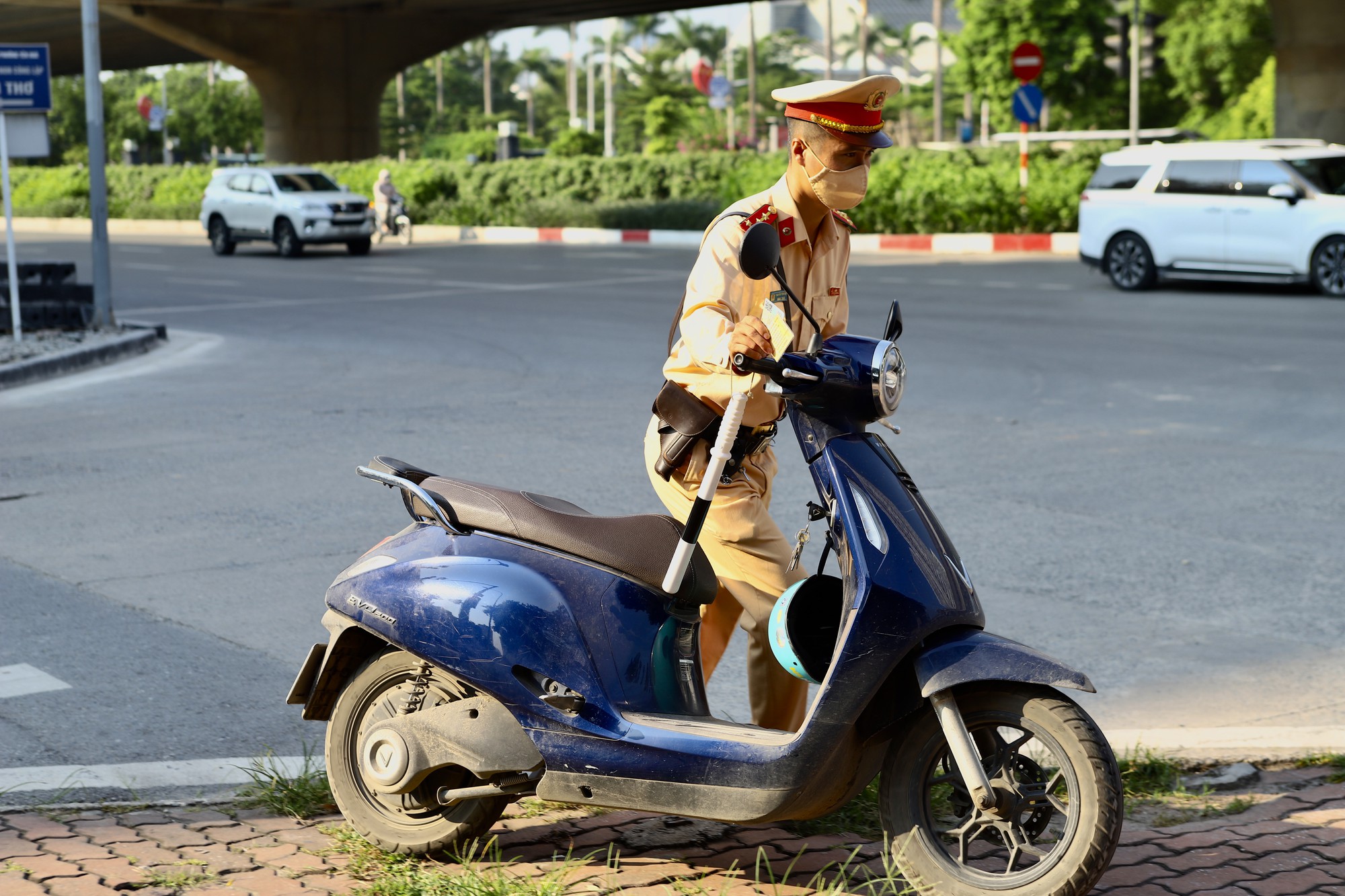 Tài xế xe ôm đi ngược chiều