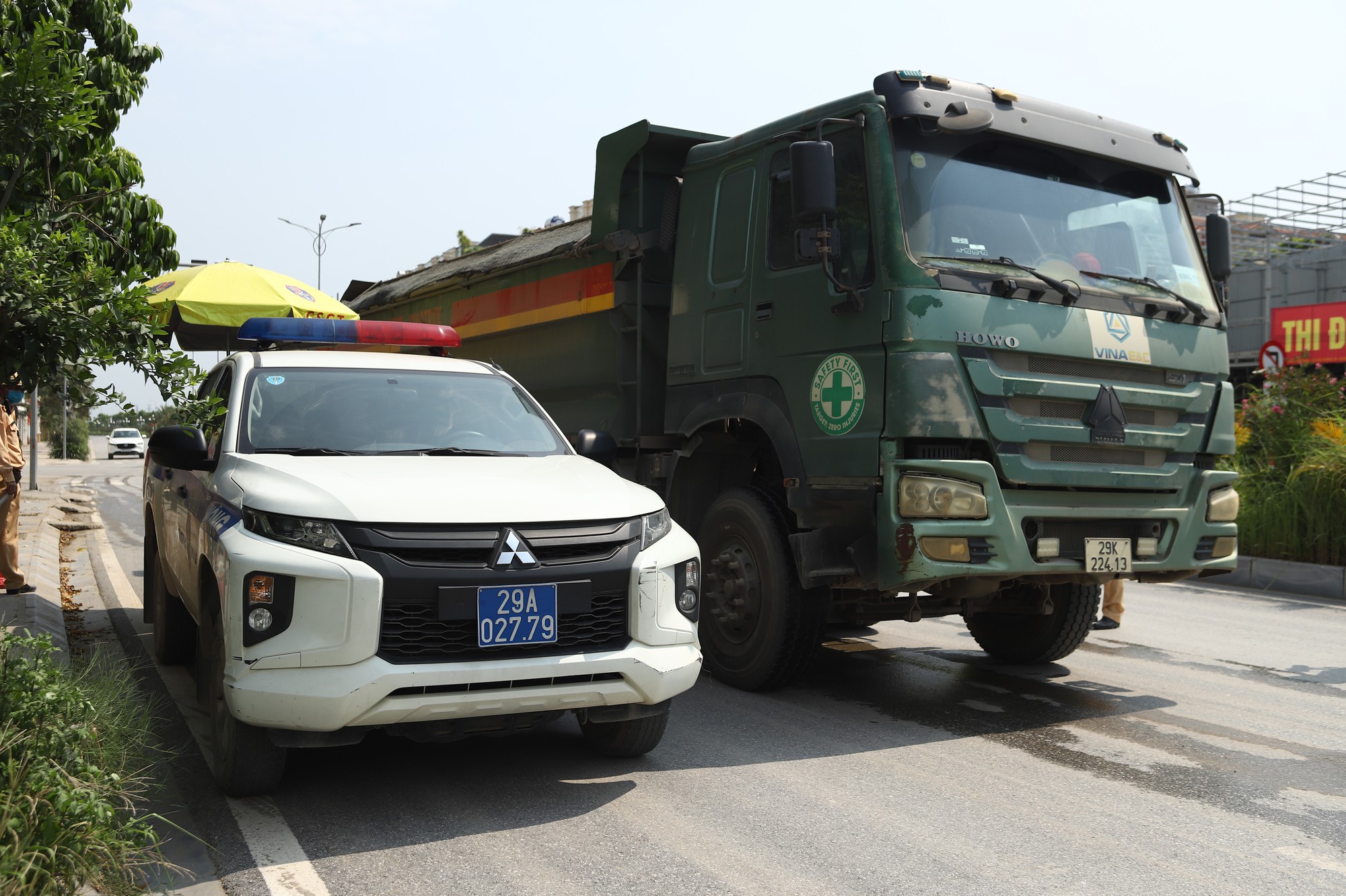 Xe tải chở đất cát 'rải dấu vết' trên đường vào tầm ngắm CSGT Hà Nội- Ảnh 2.