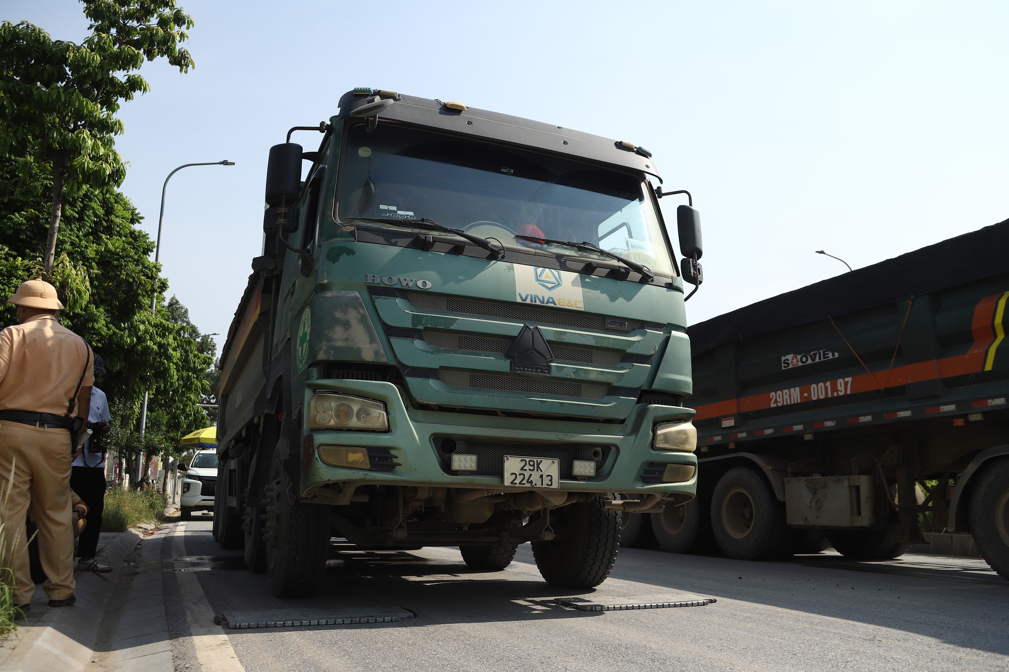 Những Hệ Lụy Từ Việc Xe Tải Chở Vật Liệu Rơi Vãi Trên Đường