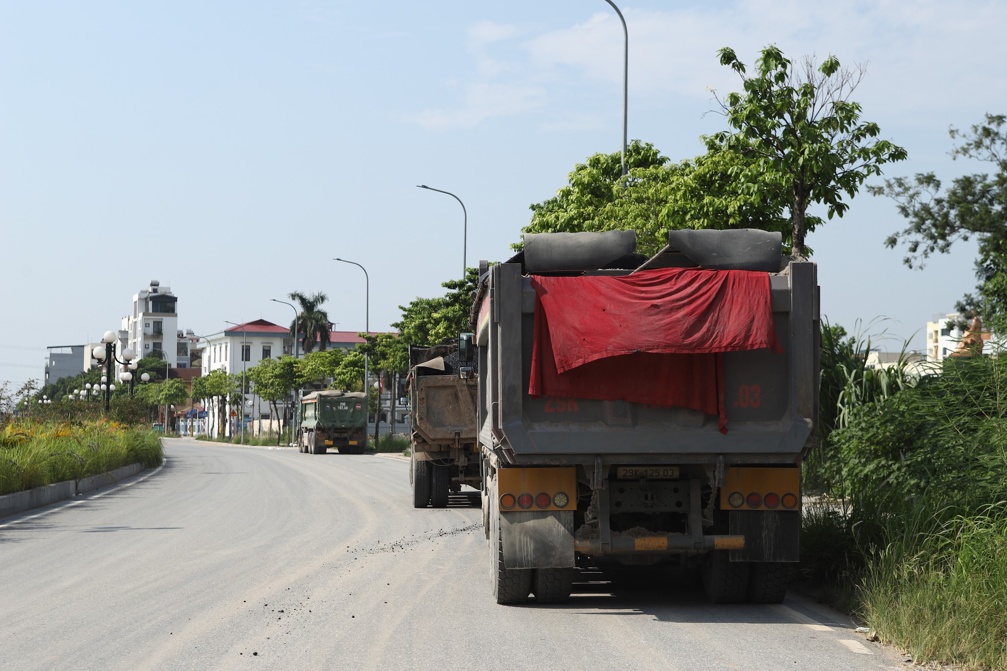 Xe tải chở đất cát 'rải dấu vết' trên đường vào tầm ngắm CSGT Hà Nội- Ảnh 5.