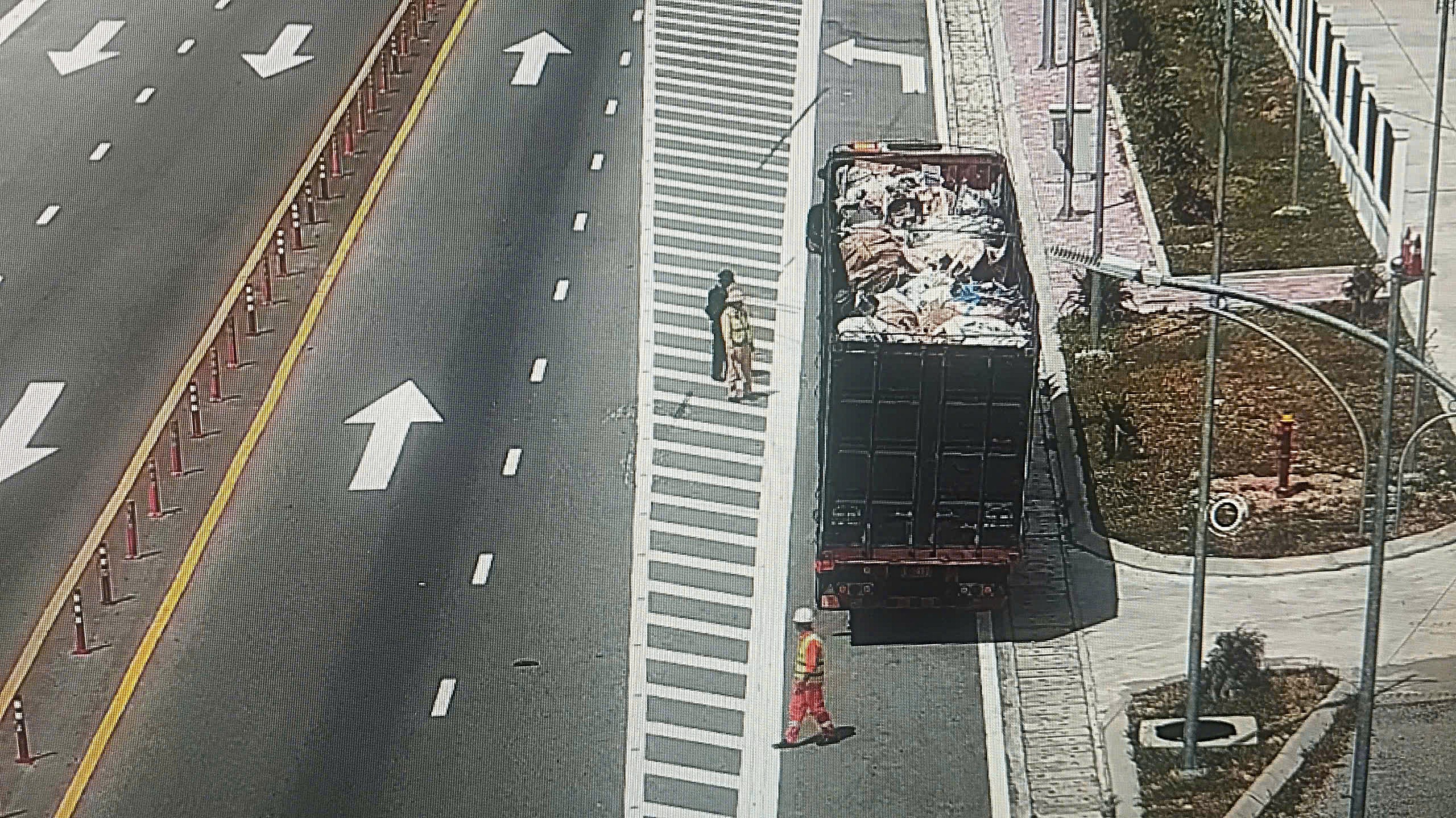Sự Cố Thủng Lốp Trên Cao Tốc: Một Chiếc Xe Tải Nghi Có Liên Quan