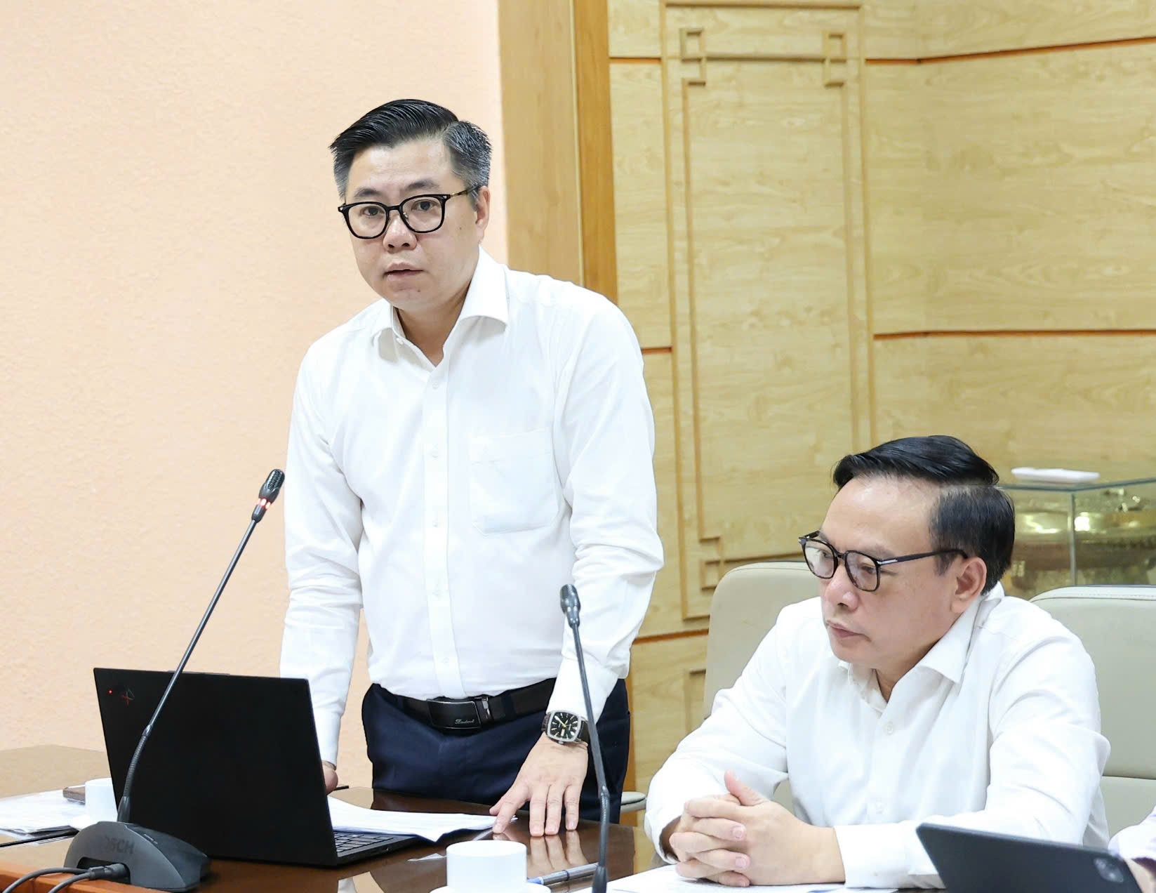 Lãnh đạo báo cáo tại cuộc họp. Ảnh 2.