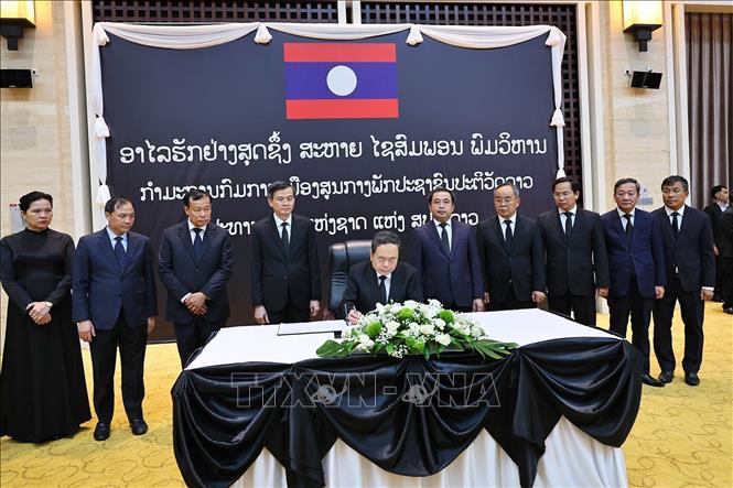 Lãnh Đạo Việt Nam Dành Thời Gian Viếng Đàn Anh Lào Đáng Kính