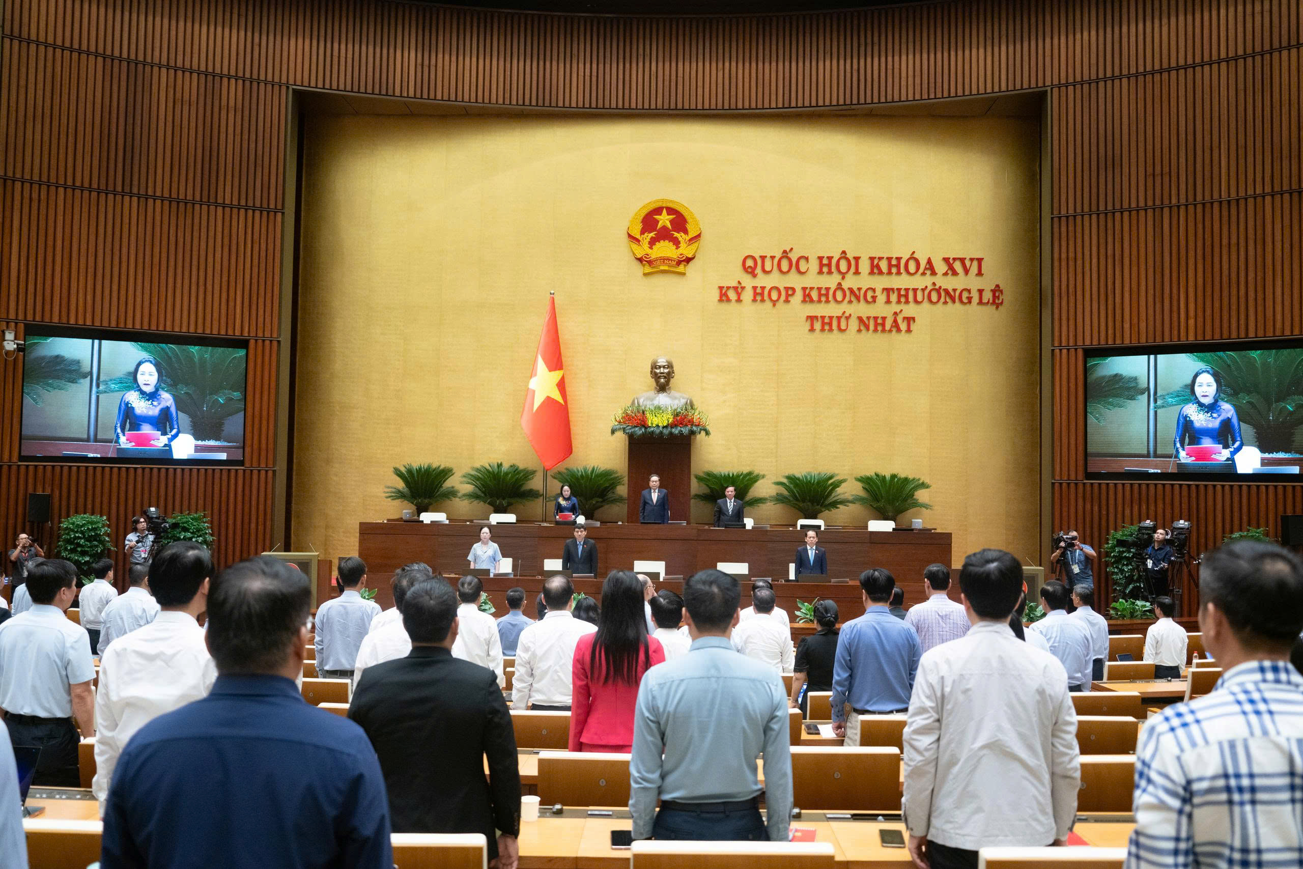 Quốc hội dành phút mặc niệm Chủ tịch Quốc hội Lào Saysomphone Phomvihane - Ảnh 1.