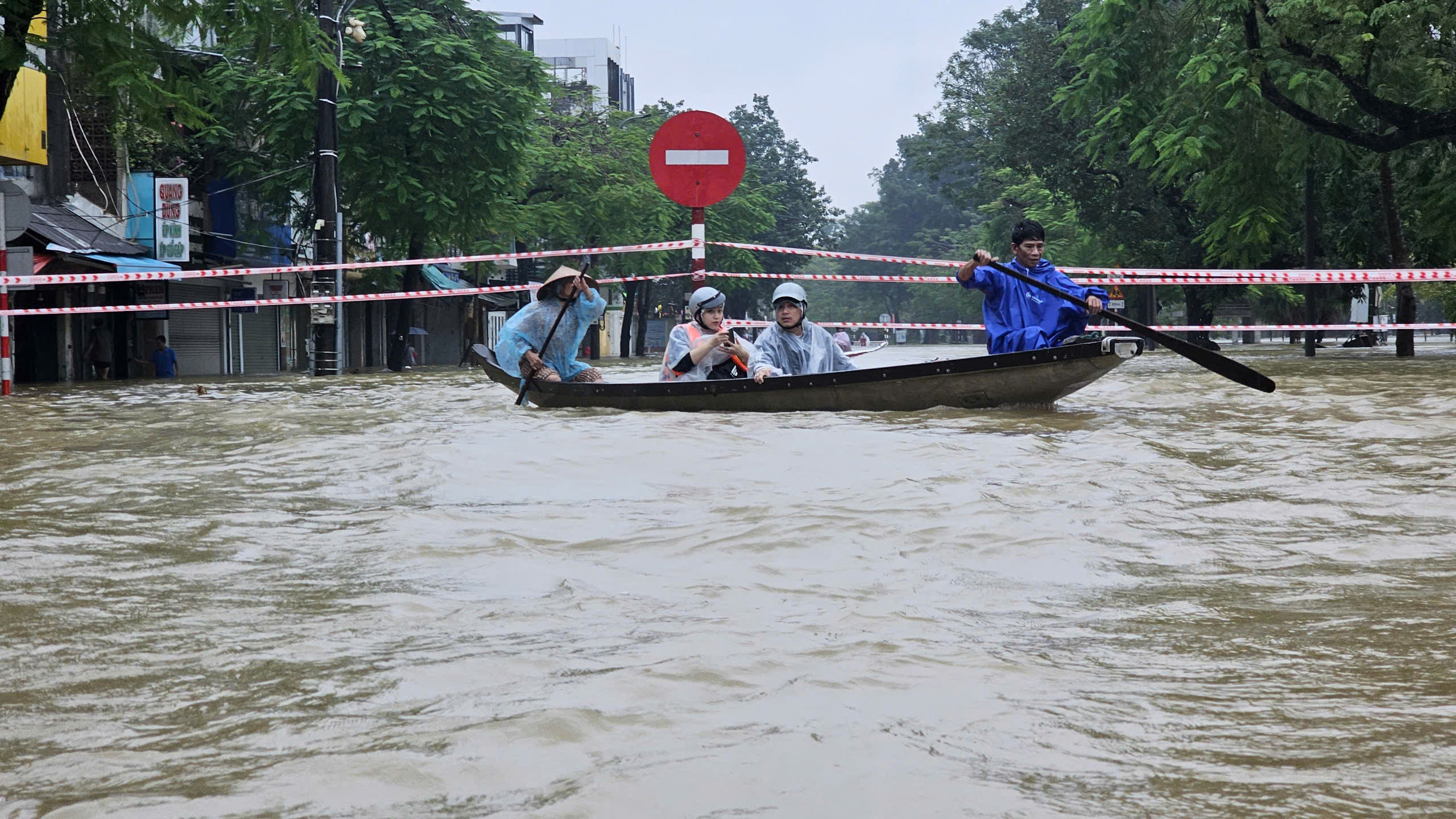 Huế tính phương án chuyển hướng một phần dòng chảy để giảm áp lực lũ về trung tâm- Ảnh 2.