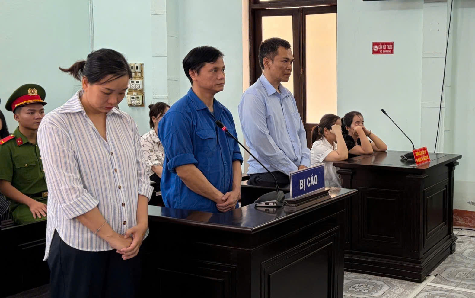 Nhận hối lộ để 'làm ngơ' vi phạm, 3 cựu cán bộ phường ở Huế lĩnh án- Ảnh 1.