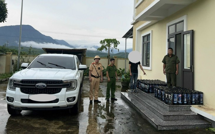 Phát hiện xe bán tải vận chuyển 220 bình khí cười ở Móng Cái- Ảnh 2.