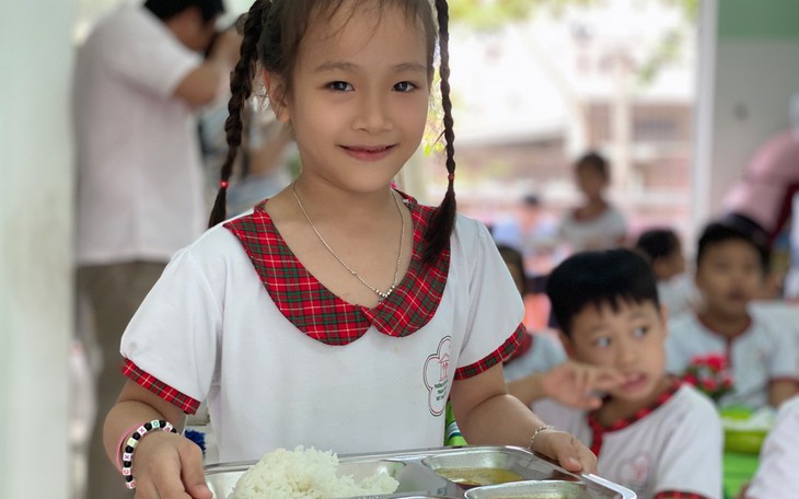 Thủ tướng chỉ đạo siết an toàn thực phẩm trong trường học - Ảnh 2.