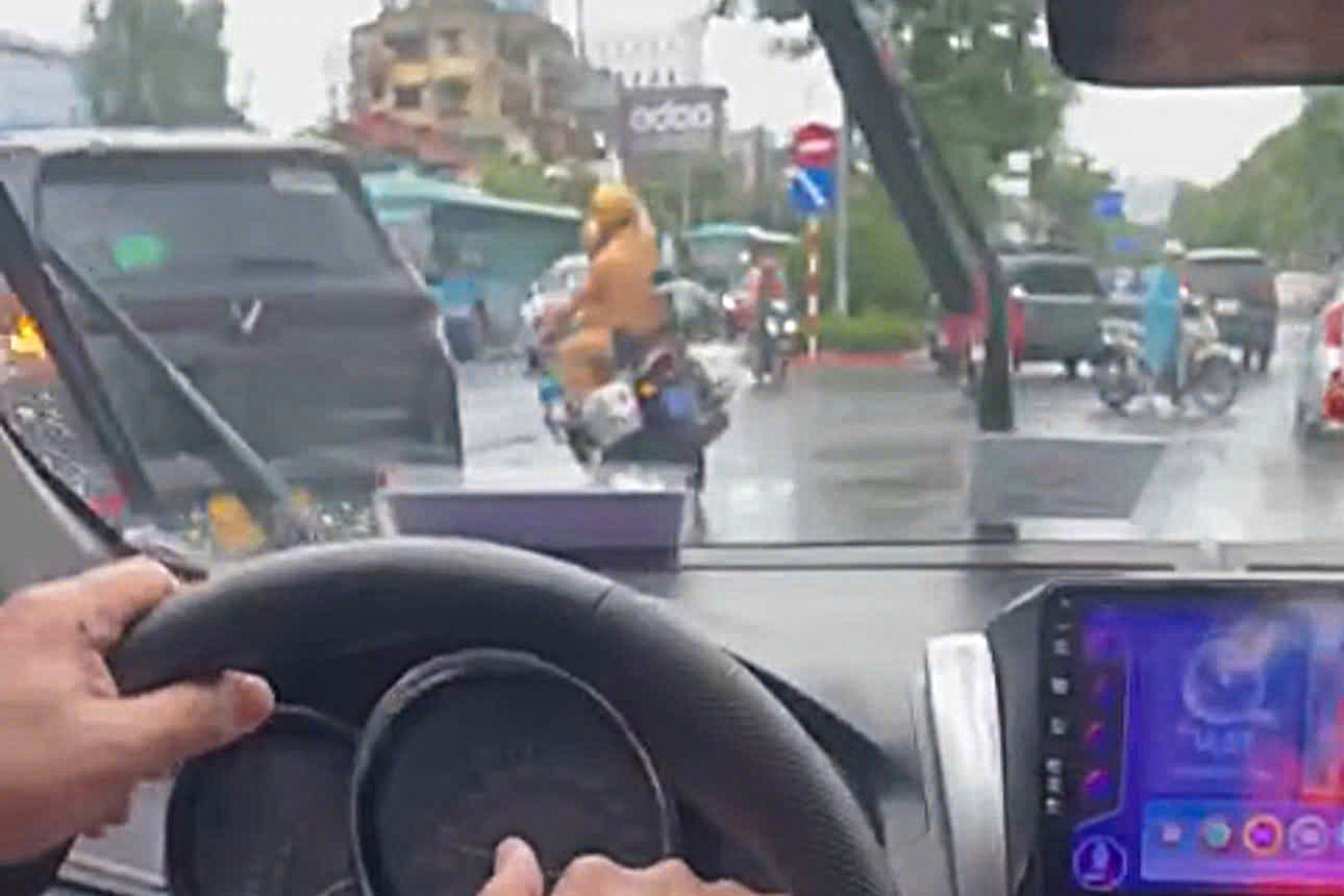 CSGT Hà Nội mở đường dưới mưa lớn đưa người đàn ông bị rắn hổ mang cắn đi cấp cứu- Ảnh 2.