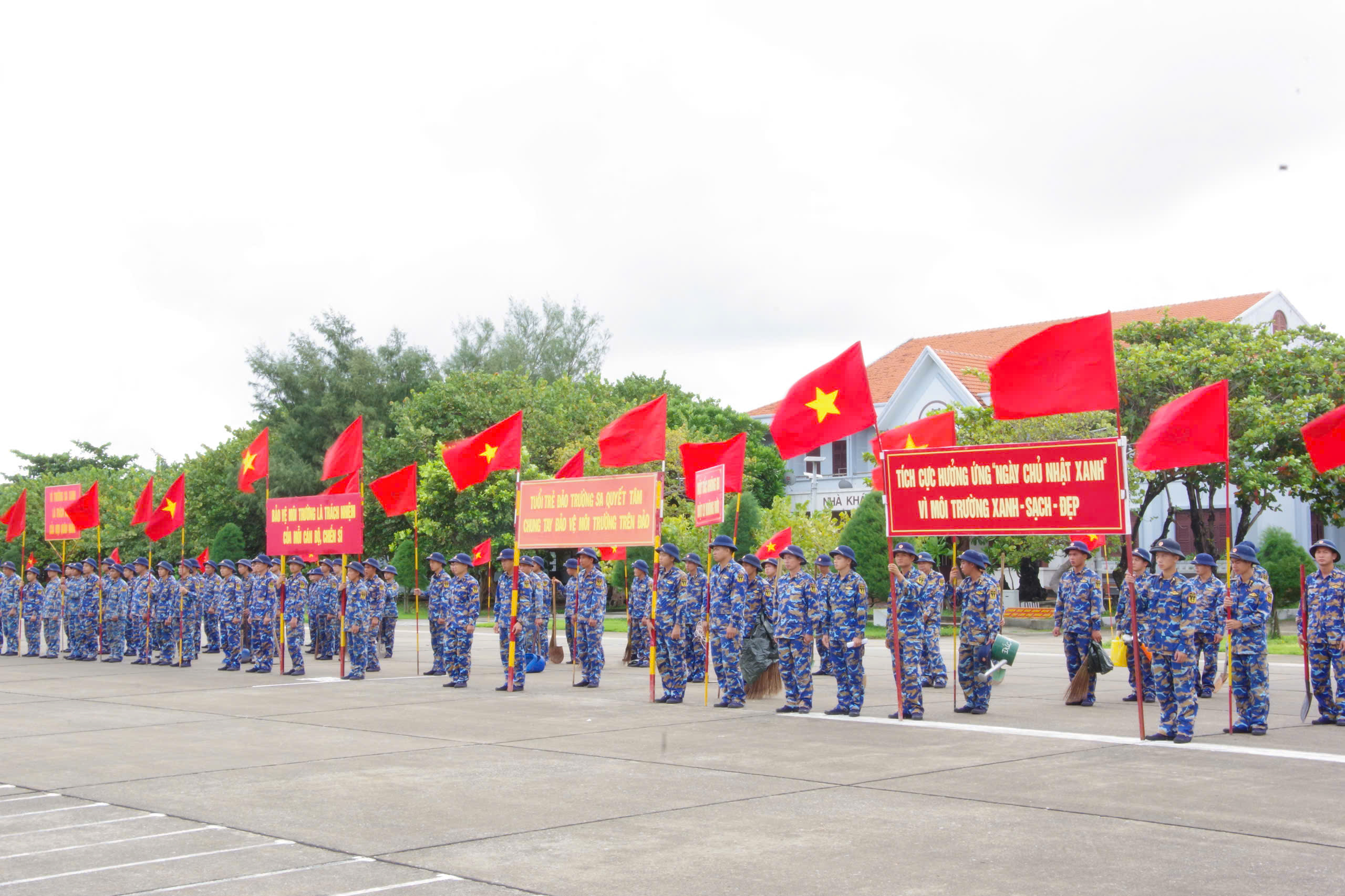 Sôi nổi ngày ‘Chủ nhật xanh’ ở Trường Sa - Ảnh 1.