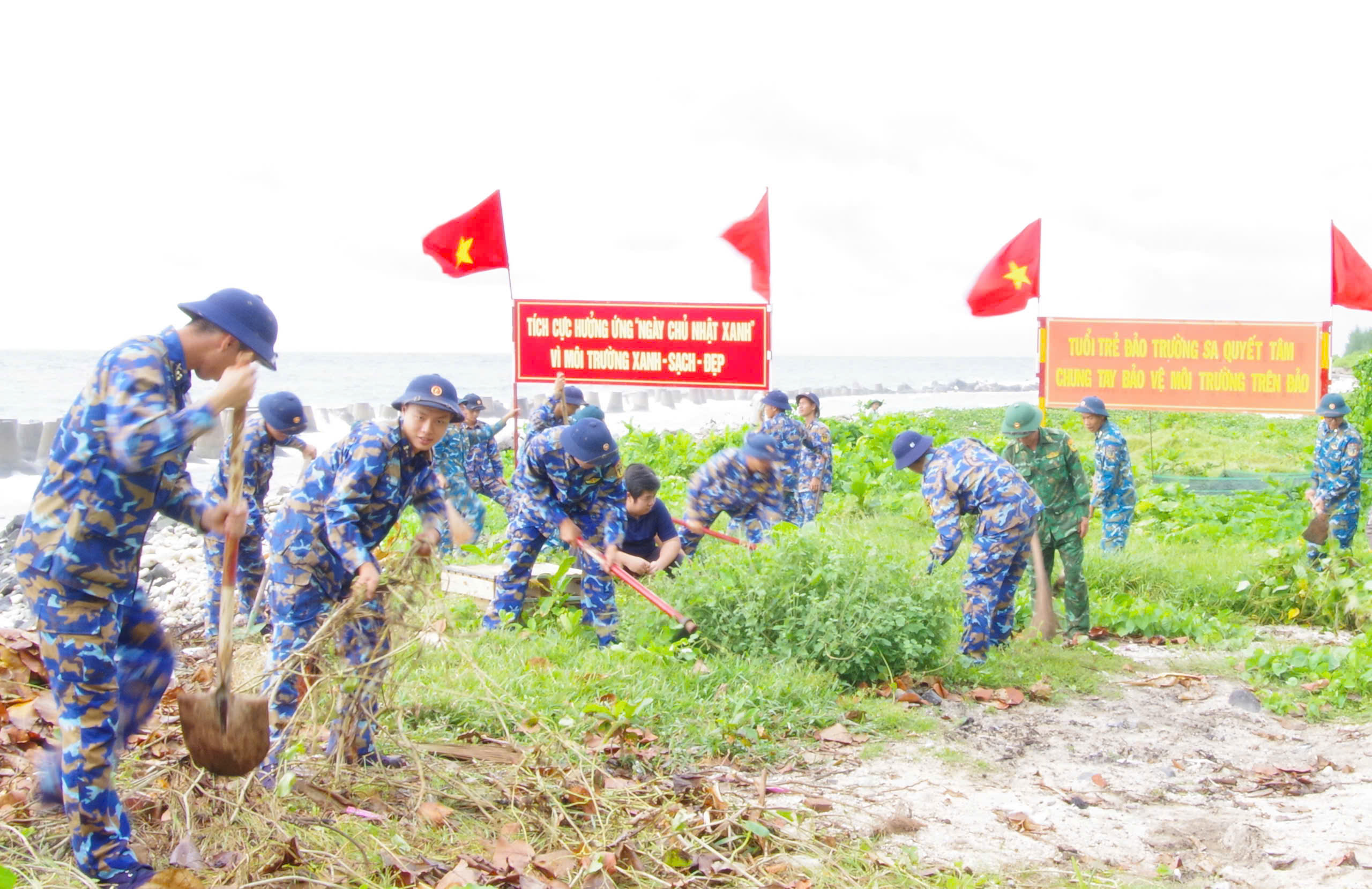 Sôi nổi ngày ‘Chủ nhật xanh’ ở Trường Sa - Ảnh 2.