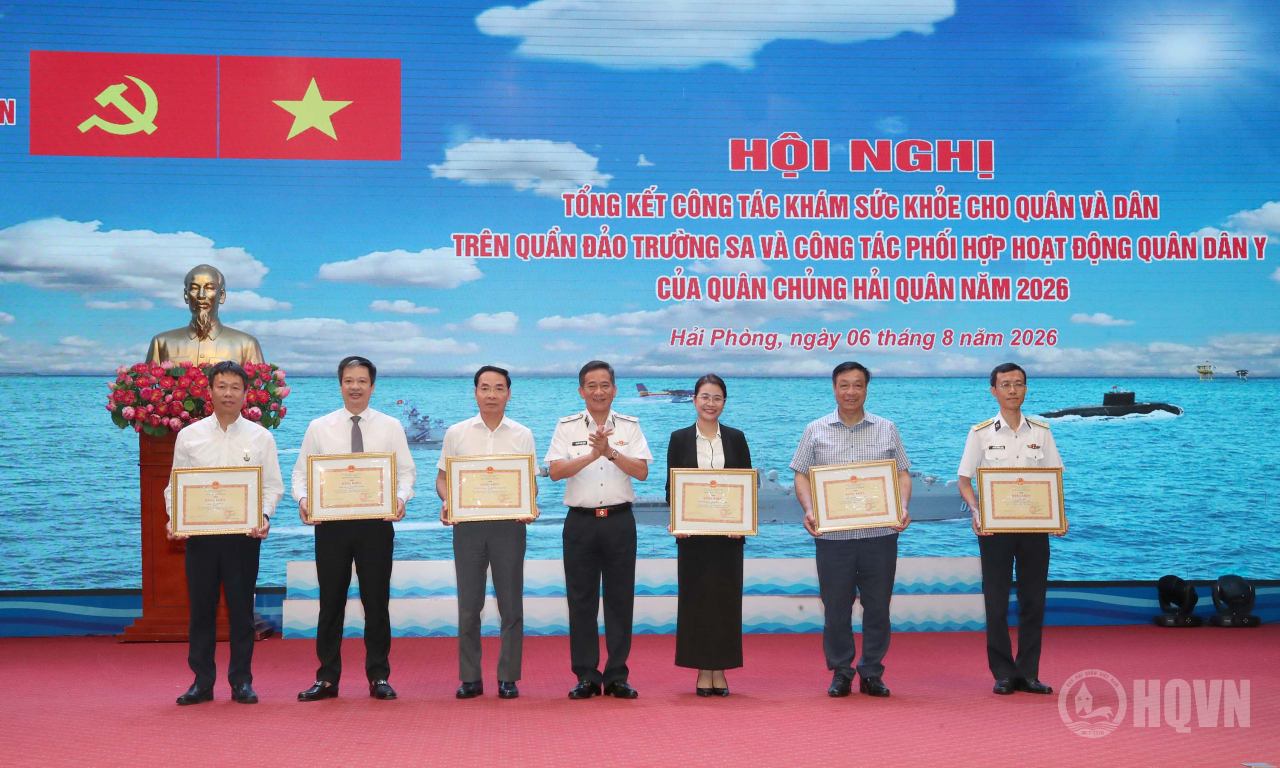 tang-bang-khen-17860040119081550887789 Nhiều cán bộ y tế được khen thưởng sau khám sức khỏe Trường Sa năm 2026 - Ảnh 5.
