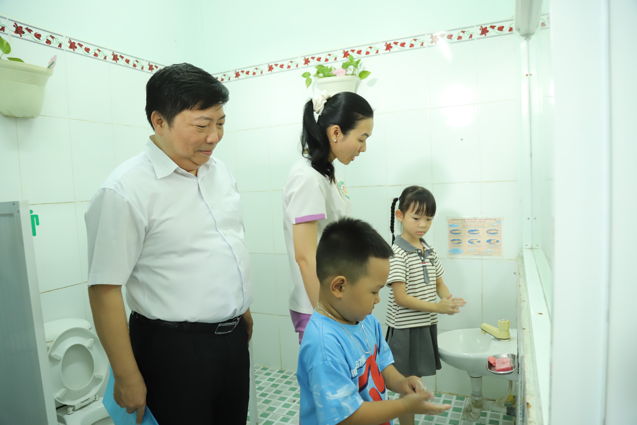 TPHCM cảnh báo dịch chồng dịch vào mùa mưa - Ảnh 2.