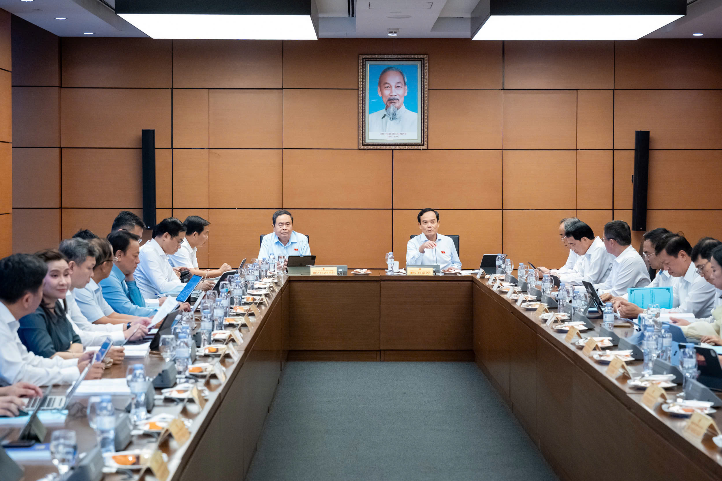 Quang cảnh Phiên thảo luận tại Tổ 2, Đoàn ĐBQH TP Hồ Chí Minh