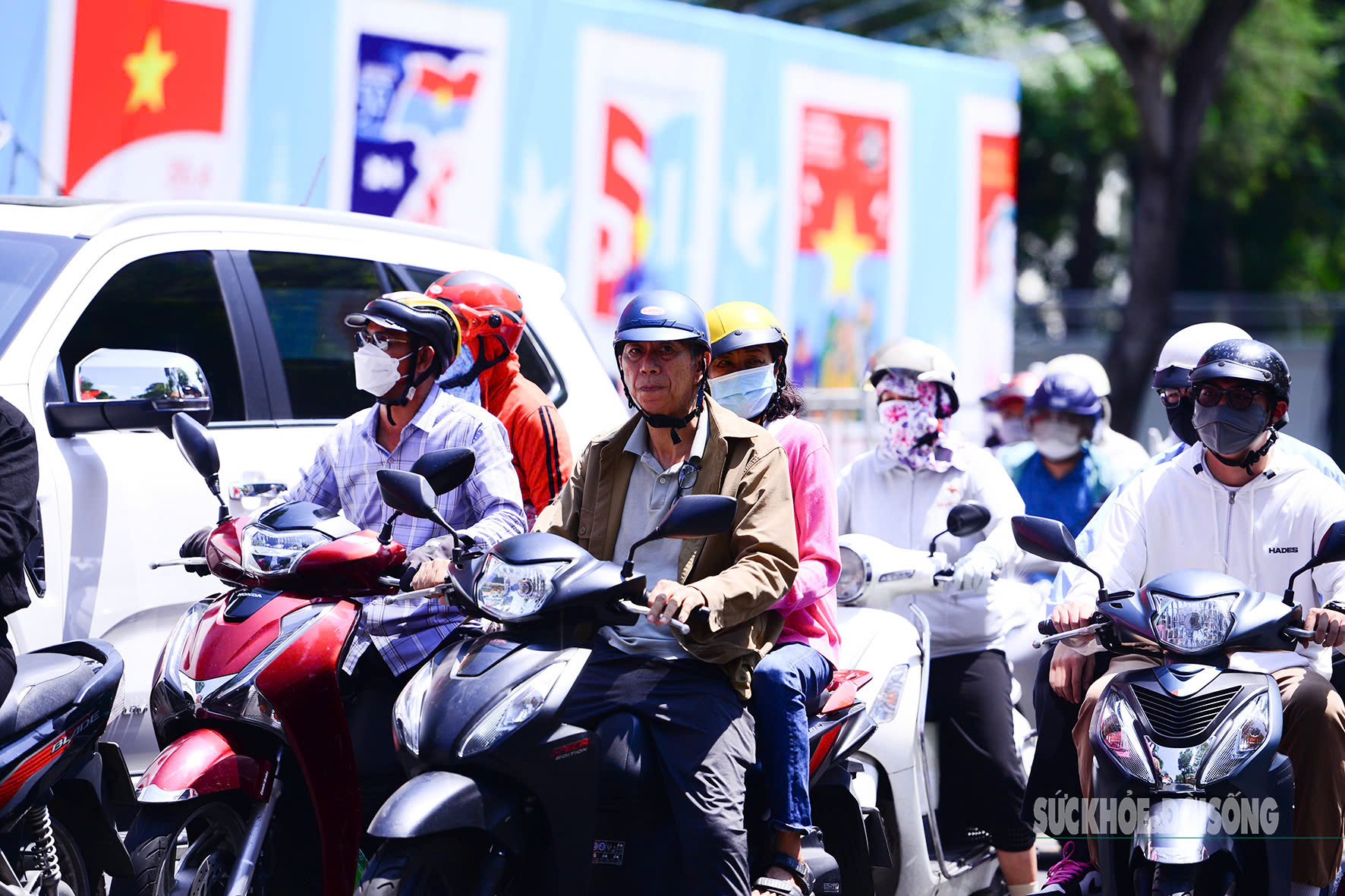 Thời Tiết Nắng Nóng: Miền Bắc và Trung Việt Nam Đạt Nhiệt Độ Đỉnh Điểm