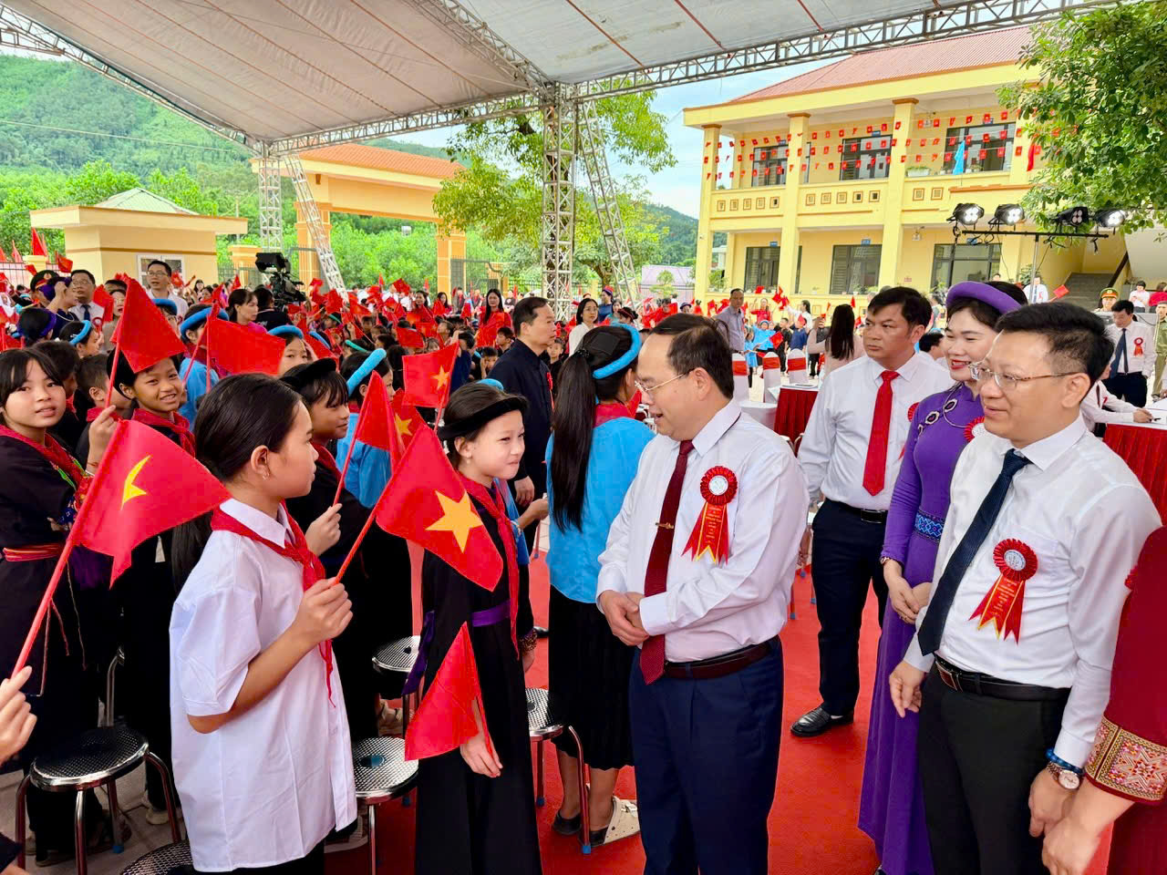 Khai giảng ở Quảng Ninh 2026: Hơn 346 trường, gần 372.000 học sinh bước vào năm học mới