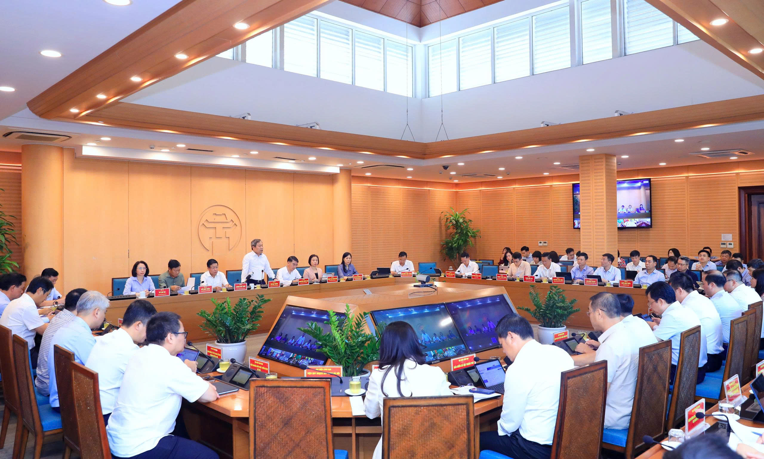 Hà Nội tăng tốc đầu tư, dịch vụ và giải phóng mặt bằng để chốt mục tiêu tăng trưởng 11%